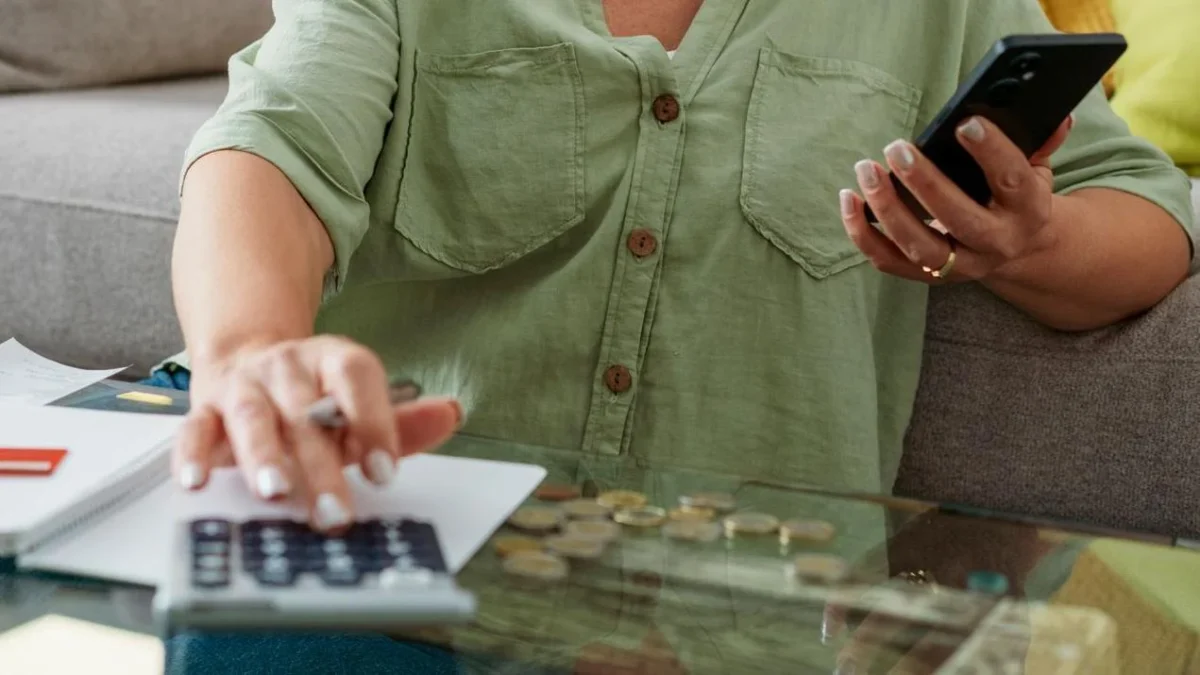 Dívida de R$ 100 mil no 'Tigrinho' leva recepcionista a fazer empréstimo com 5 agiotas