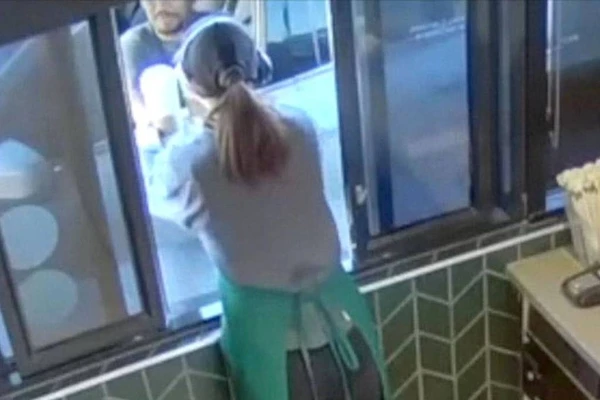 Homem recebe R$ 285 milhões após queimar partes íntimas com chá